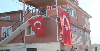 Hataylı Şehidin Baba Evine Türk Bayrağı Asıldı