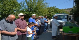 Öldürülen Afgan Hussaini Eşyaları İle Defnedildi