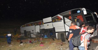 Aksaray - Ankara Yolunda Polis Otobüsü Devrildi . Çok Sayıda Yaralının Olduğu Kaza Sonrası Aksaray Yolu Trafiğe Kapatıldı.