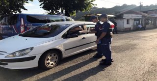 Jandarmadan Sürücülere Çikolata Ve Bayram Tebriği