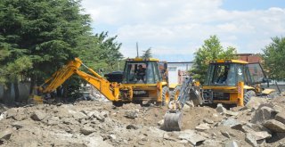 Sivrihisar Belediyesi Hasan Karacalar İlköğretim Okulunun Bahçesini Yenileniyor