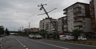 Yoldan Çıkan Otomobil Orta Refüjdeki Elektrik Direğine Çarptı: 3 Yaralı