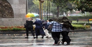 Samsundaki Sağanak Yağış Hayatı Olumsuz Etkiledi