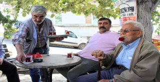 (Özel) 60 Yıldır Ağzında Sigara Yerine Gül İle Dolaşıyor