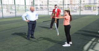 Başkan Çolakbayrakdar Okçuluk Kursunu Ziyaret Etti, Hedefi 12Den Vurdu