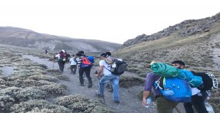 Süphan  Dağında İngiliz Uçağının Parçalarını Bulundu