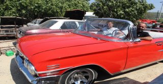 Kullanılamaz Denilen Klasik Otomobiller, Onların Elinde Hayat Buluyor