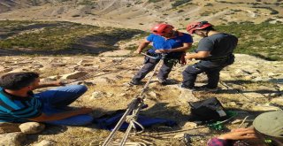 Uçurumda 4 Gün Mahsur Kalan Keçi Kurtarıldı