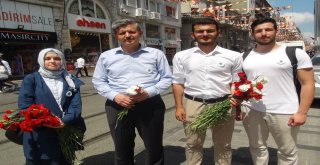 Srebrenitsa Katliamında Hayatını Kaybedenler İçin Taksimde 8 Bin 372 Karanfil Dağıttılar