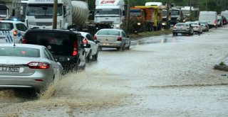 Aniden Bastıran Yağmur Yolları Göle Çevirdi