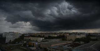 İstanbulu Kara Bulutlar Sardı