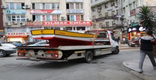 Diş Teknisyeni Evinin Altında Yaptığı Kayığı Denize İndirmek İçin Bin 500 Metre Karadan Yürüttü