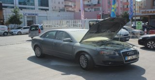Bir Anda Motorundan Duman Çıkan Otomobili Akaryakıt İstasyonu Görevlileri Söndürdü