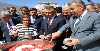 Cumhurbaşkanı Yardımcısı Oktay, Bakan Pekcan İle Birlikte Türk Bayrağı Logolu Aşure Dağıttı