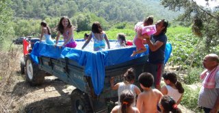 Köy Çocuklarının Traktör Havuzunda Seyyar Serinlik Keyfi