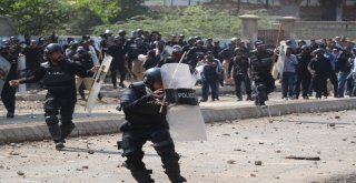 Pakistanda Polis Ve Protestocular Arasında Çatışma: 16 Yaralı