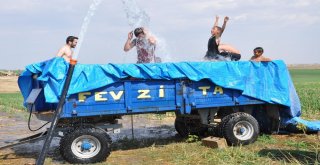 Sıcaktan Bulanan Çiftçiler Traktör Römorkunu Havuza Çevirdi