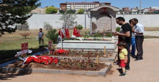 Şehit Bebeğin Ve Annenin Mezarında Hüzünlü Arefe