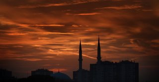 İstanbul Kızıla Boyandı