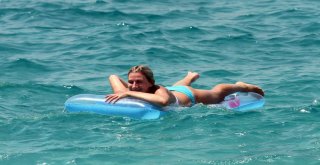 Kavurucu Sıcaklardan Bunalanlar Kendilerini Denize Attı