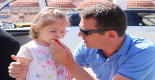 Ürkmezerden Tatilcilere Lokumlu Karşılama