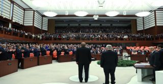Cumhurbaşkanı Recep Tayyip Erdoğan, Yemin Etmek İçin Genel Kurul Salonuna Geldi. Cumhurbaşkanı Erdoğanın Yemin Etmesiyle Cumhurbaşkanlığı Hükümet Sistemine Resmen Bugün Geçilecek.