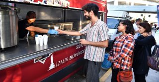 Üniversiteli Gençlere İzmir Otogarında Sıcak Karşılama