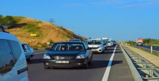 Tekirdağda Yolcu Otobüsü Taksi İle Çarpıştı, Trafik Durma Noktasına Geldi