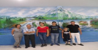 Ressam Helvacı Kafelerin Duvarlarını Süslemeye Devam Ediyor