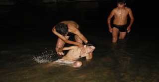 Çocukların Habur Çayında Tehlikeli Gece Eğlencesi