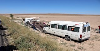 Lastiği Patlayan Yolcu Minibüsü Şarampole Yuvarlandı: 17 Yaralı