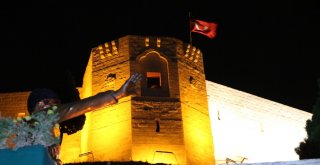 Işıl Işıl Kale Manzarasında Kebap Keyfi