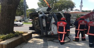 (Özel) Freni Boşalan Kamyonetin Sürücüsü Yayalara Çarpmamak İçin Ağaca Çarptı