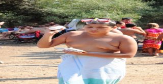 Hayırsever İşadamı Lüks Yatı İle Geldi, Halk Plajında Lahmacun Ayran Dağıttı