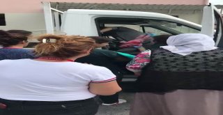 Hastane Önünde Araçta Doğum Yaptı