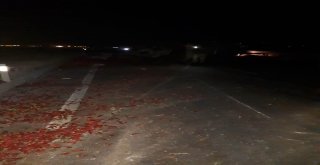 Devrilen Kamyonun Kasasındaki Tonlarca Biber Yola Saçıldı