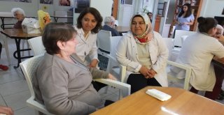 Burhaniyede Sağlıkçılar Yaşlıları Sevindirdi