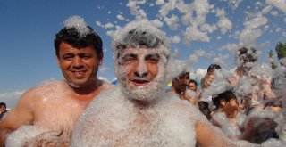 (Özel) Van Gölü Sahilinde Köpük Partisi