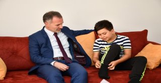 Taban Köpek Saldırısına Uğrayan Çocuğu Ziyaret Etti