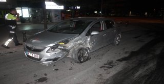 Kırmızı Işık İhlali Yapan Alkollü Sürücü Polis Aracına Çarptı: 3 Yaralı