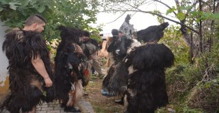 Keçi Derisi Giyip, Dana Kılından Bıyık Takıyorlar