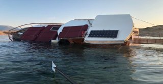 Bodrumda Tur Teknesi Karaya Oturdu