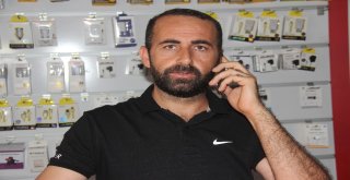 Evleniyoruz, Mutluyuz Yazılı Otomobil İle Gelip Cep Telefonu Çaldılar