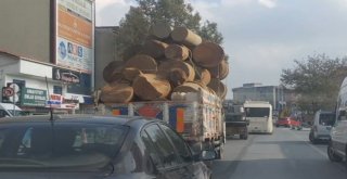(Özel) İstanbulda Aşırı Yüklü Kamyonlar Trafikte Tehlike Saçtı