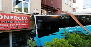 Halk Otobüsü Binaya Girdi: 4 Yaralı