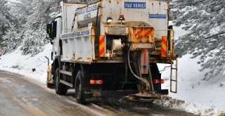 İzmir Büyükşehir Belediyesi ekipleri kapanan yolları trafiğe açtı