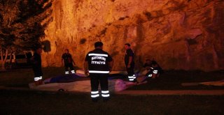 Kayalıklara Çıkan Genç Kızın İntihar Girişimini Çay İçerek İzlediler