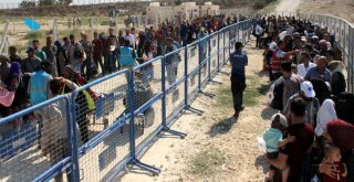 Ülkelerine Gitmek İsteyen Suriyeliler Öncüpınara Akın Etti