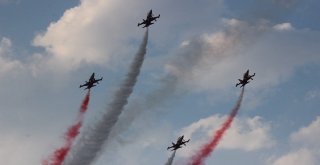 Türk Yıldızlarının Gösterisi Nefes Kesti