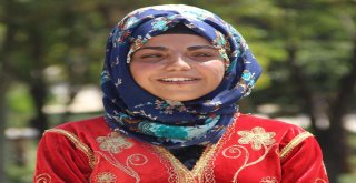 İşitme Engelli Genç Kızın Klip Hayalini İşaret Dili İle Gerçekleştirdiler